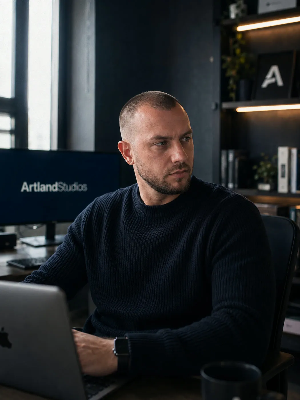 Patrick Uebersax an seinem Arbeitsplatz im Studio in Beringen